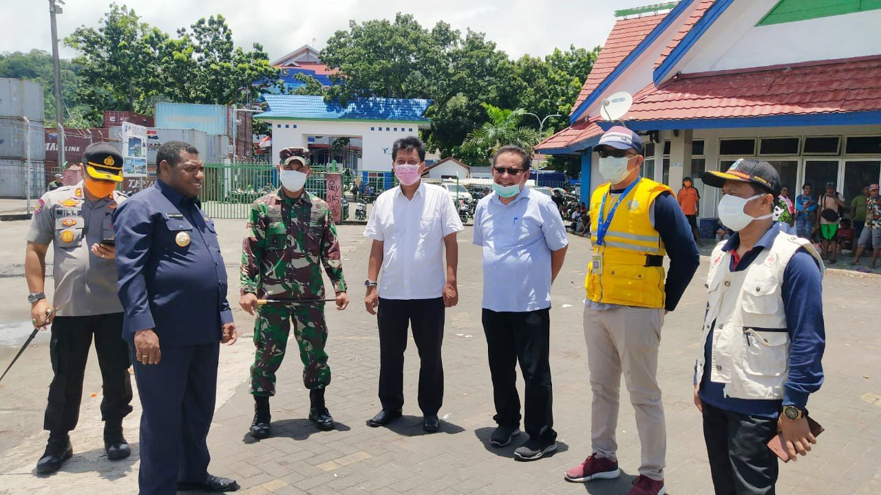 Bupati Manokwari Demas Paulus Mandacan ketika memantau aktivitas di Pelabuhan Manokwari saat KM Ciremai sandar