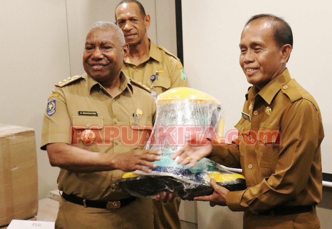 Gubernur Dominggus Mandacan menyerahkan secara simbolis peralatan medis untuk digunakan dalam menghadapi pandemi virus corona kepada Sekretaris Daerah Kabupaten Manokwari Aljabar Makatita