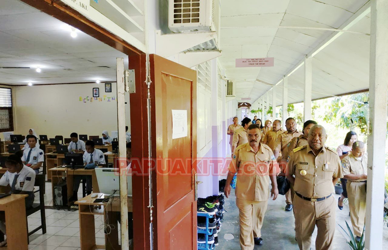 Gubernur Papua Barat Dominggus Mandacan saat memantau pelaksanaan UNBK di sejumlah SMK di Manokwari Gubernur Papua Barat Dominggus Mandacan saat memantau pelaksanaan UNBK di sejumlah SMK di Manokwari. Foto : TRI