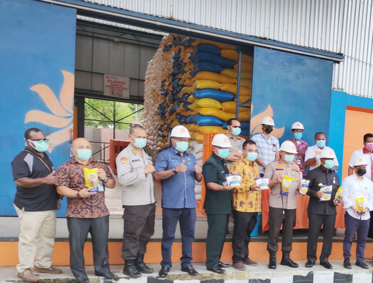 Gubernur Papua Barat bersama rombongan ketika memantau ketersediaan stok beras di gudang Bulog Sub Divre Manokwari