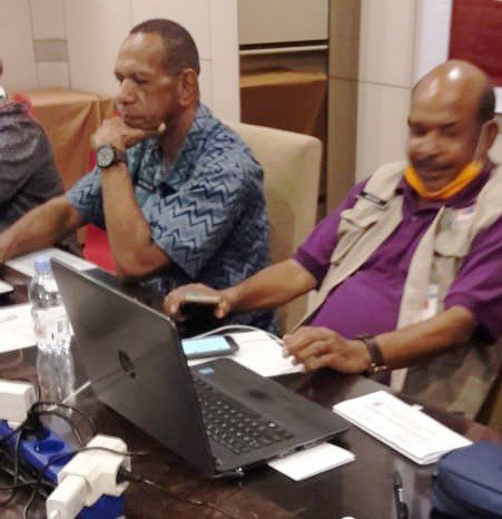 Juru bicara Satgas Pencegahan dan Penanganan Covid-19 dr. Arnoldus Tiniap (kiri) didampingi Ketua Satgas Derekm Ampnir