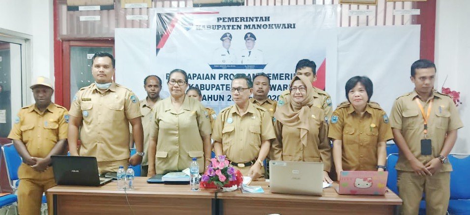Kepala DPM PTSP Kabupaten Manokwari Ferry Lukas bersama jajarannya saat memamparkan realisasi program dan kegiatan yang dilaksanakan