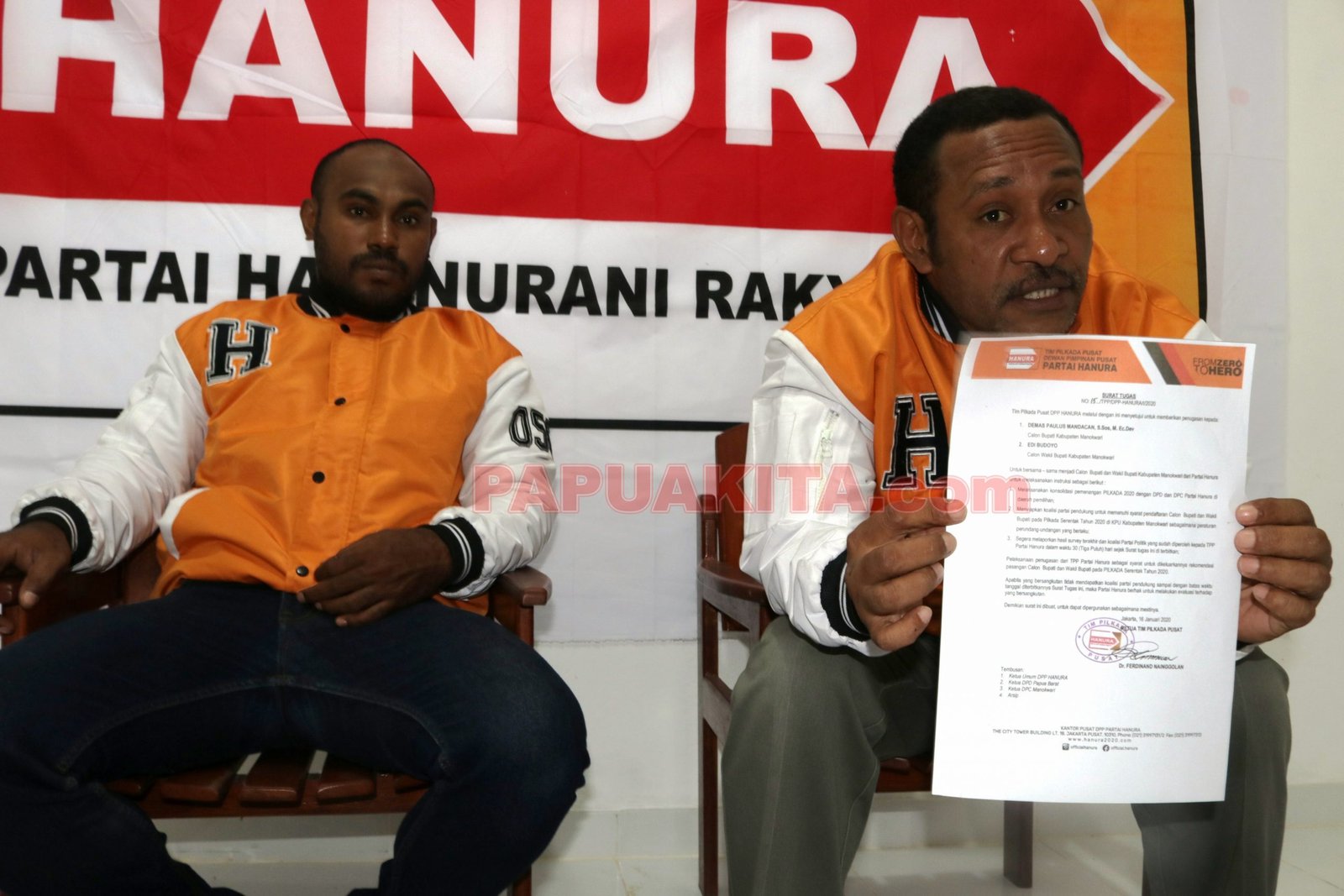 Ketua DPC Partai Hanura Kabupaten Manokwari Richard Rumbarar menunjukkan SK DPP tentang dukungan politik untuk bakal calon kepala daerah dan wakil kepala daerah pasangan PADI