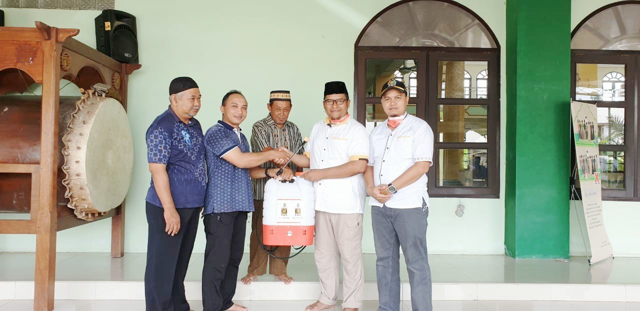 Ketua DPW PKS Papua Barat Mugiyono didampingi Ketua DPD PKS Kabupaten Manokwari Masrawi Ariyanto saat menyerahkan alat semprot disinfektan kepada pengurus Masjid Al Falah, Wosi