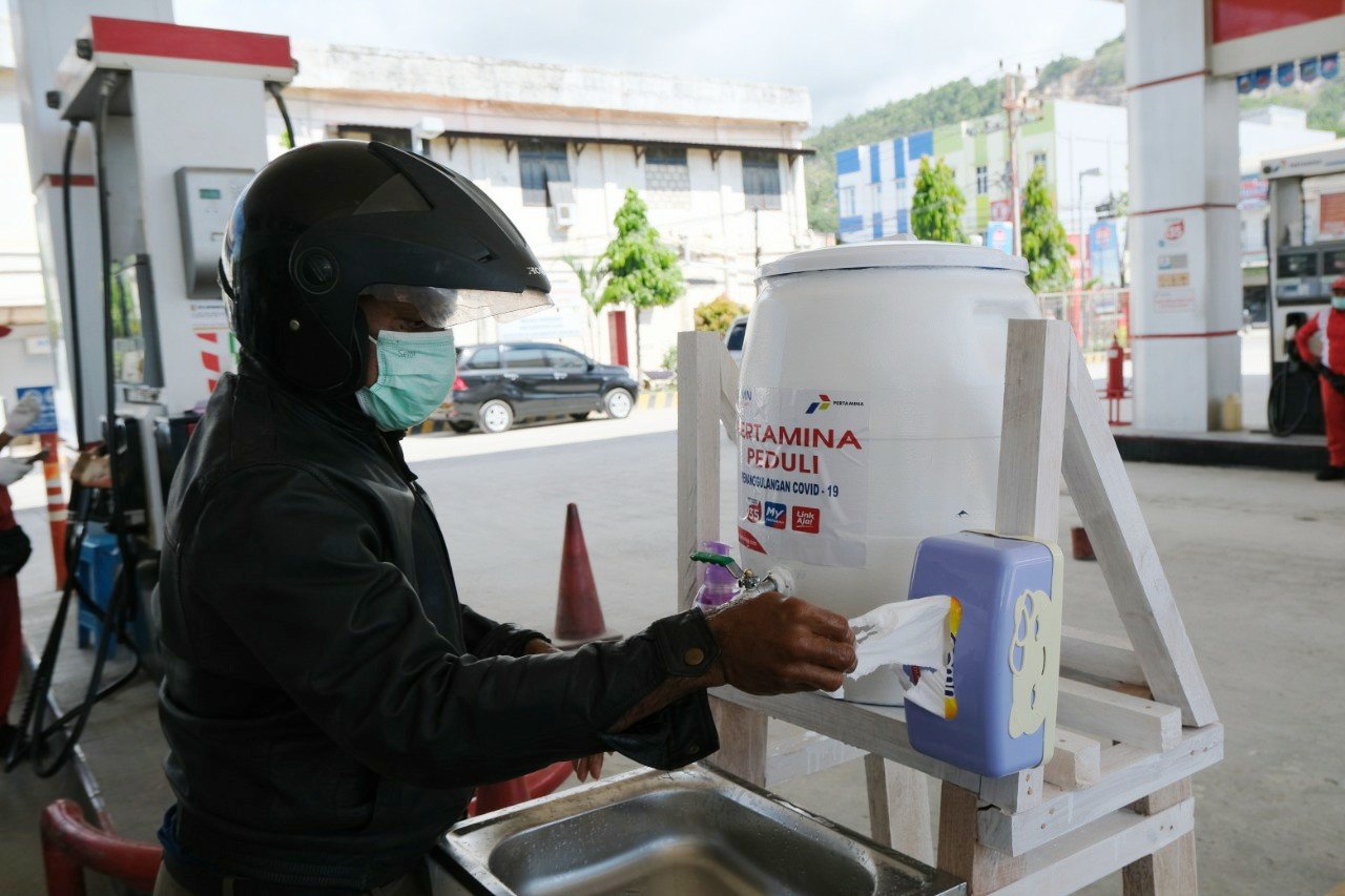 Konsumen memanfaatkan fasilitas cuci tangan yang disediakan PT Pertamina MOR VIII di salah satu SPBU di Kota Jayapura, Papua.
