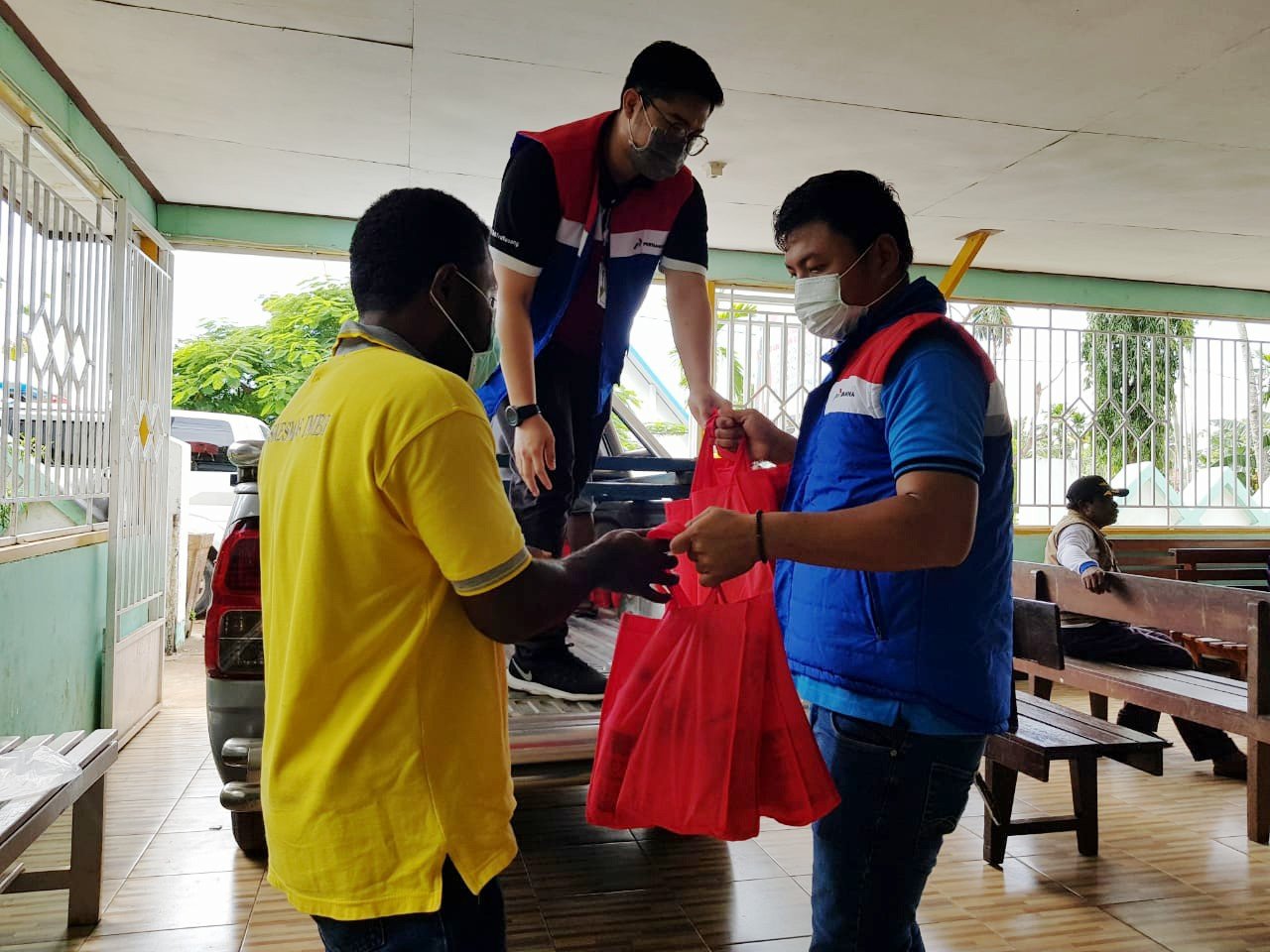 Pertamina Peduli Serahkan Bantuan Pencegahan Covid-19 di Jayapura Pertamina Peduli Serahkan Bantuan Pencegahan Covid-19 di Jayapura