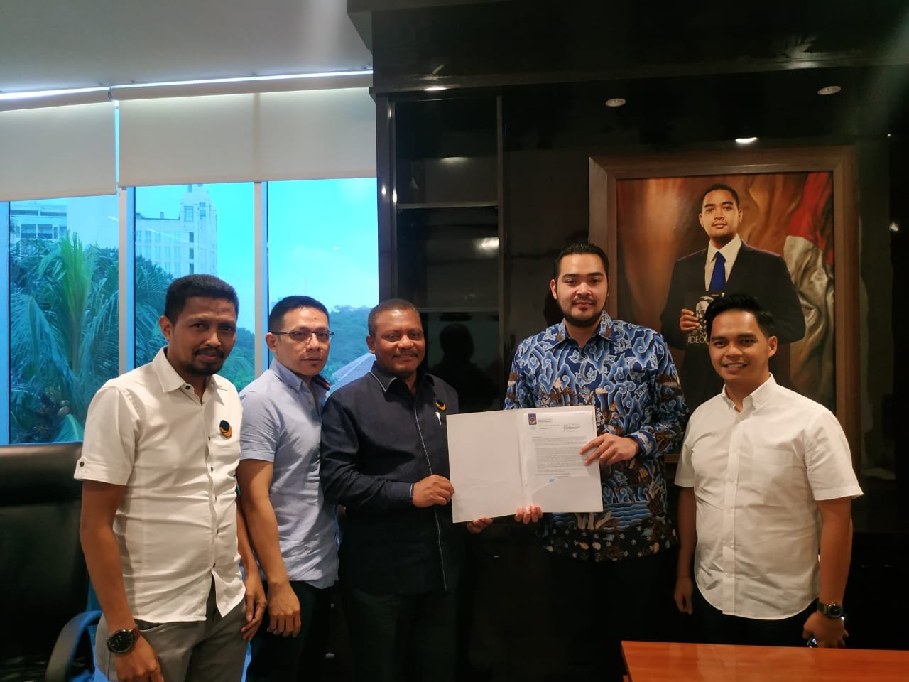 Penyerahan rekomendasi politik Partai NasDem kepada pasangan Piet-Matret. Penyerahan dilakukan oleh Ketua Umum DPP Garda Pemuda NasDem Prananda Surya Paloh