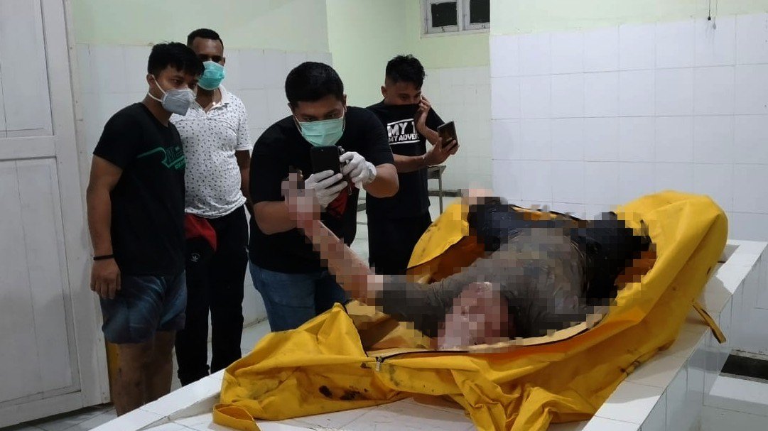Aparat kepolisian saat mengidentifikasi jasad laki-laki tanpa identitas yang ditemukan ditemukan mengapung di muara hutan mangrove Klamana