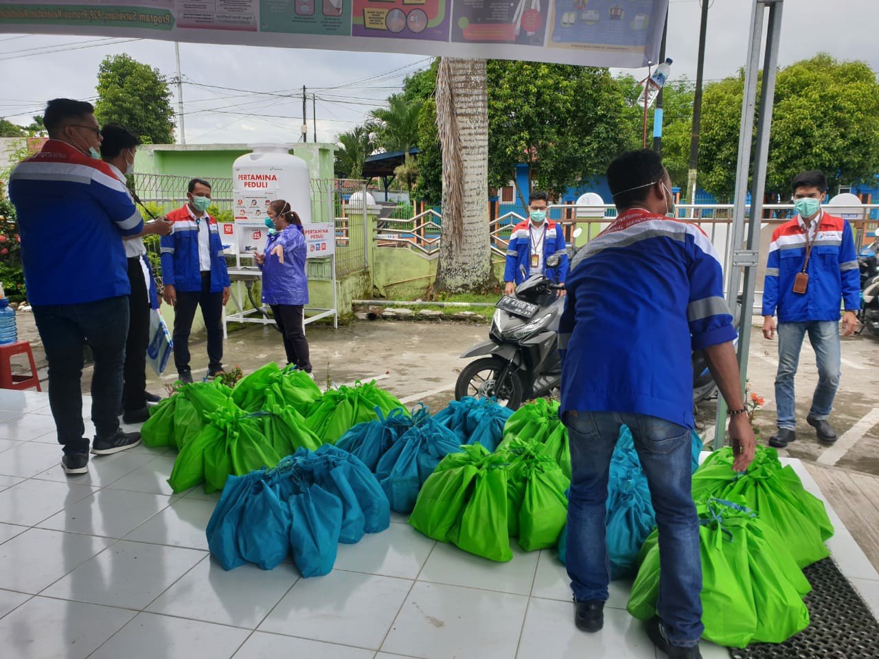 Bantuan pencegahan penyebaran Covid-19 yang disalurkan oleh Pertamina MOR VIII kepada masyarakat di Kabupaten Manokwari
