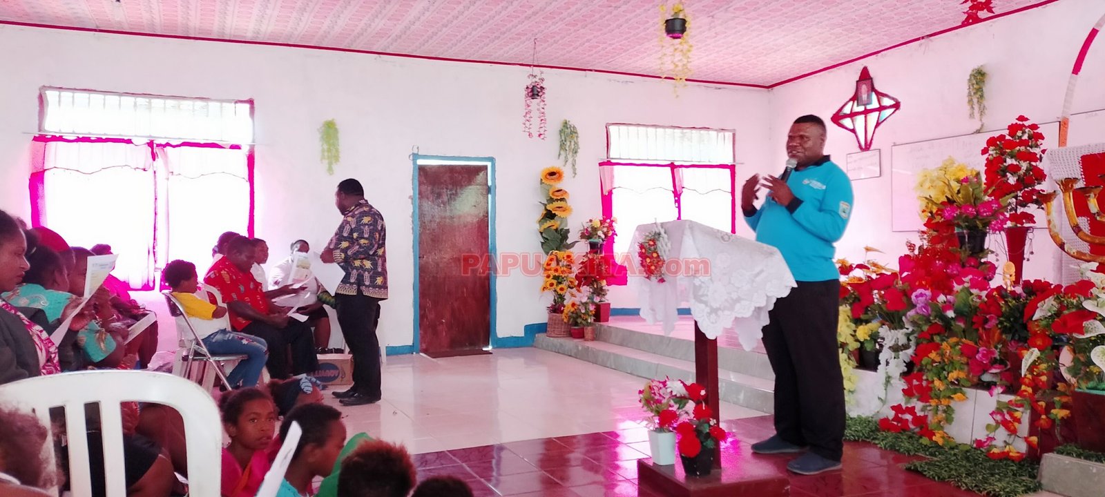 Owira Indouw saat menyosialisasikan bahaya virus corona di sela-sela kegiatan penginjilan dan pengajaran alkibat bagi generasi muda Kampung Mbenti. Owira Indouw saat menyosialisasikan bahaya virus corona di sela-sela kegiatan penginjilan dan pengajaran alkibat bagi generasi muda Kampung Mbenti.