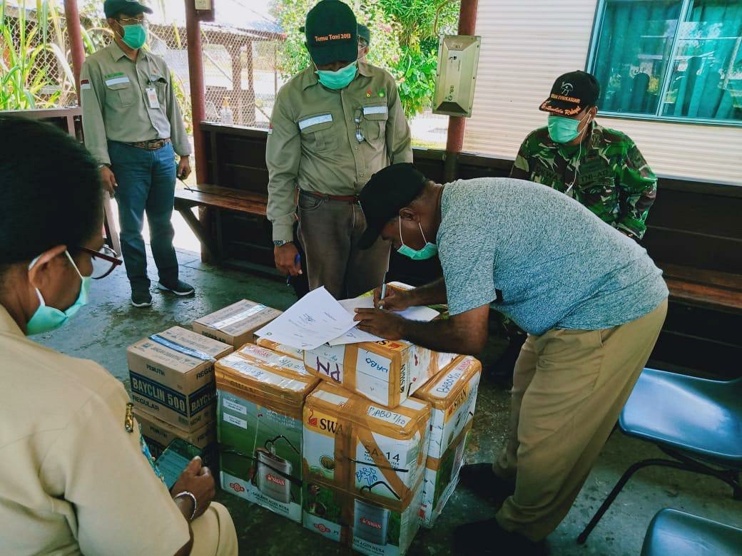 Pemberian bantuan Alat Pelindung Diri untuk wilayah Papua Barat sebagai upaya pencegahan pandemi COVID-19