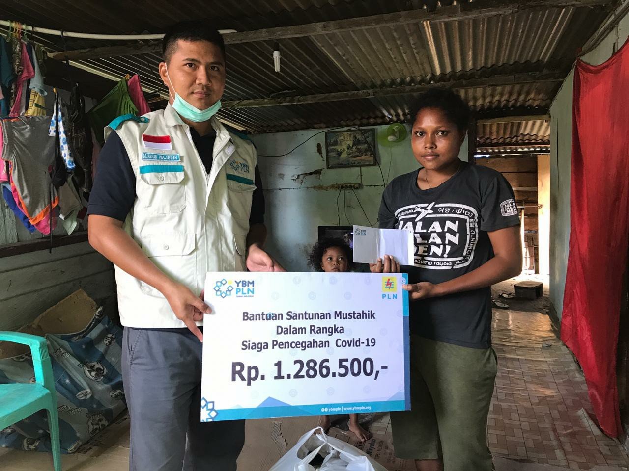 Penyaluran bantuan ketahanan pangan oleh Yayasan Baitul Maal PLN Manokwari kepada warga yang berada di sekitar lingkungan kerja.