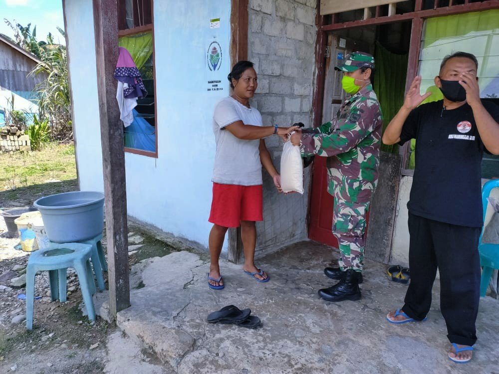 Penyerahan sembako oleh Anggota BKO Kodim Persiapan Teluk Wondama kepada warga di Distrik Rasiey. di Kabupaten Teluk Wondam Penyerahan sembako oleh Anggota BKO Kodim Persiapan Teluk Wondama kepada warga di Distrik Rasiey. di Kabupaten Teluk Wondam