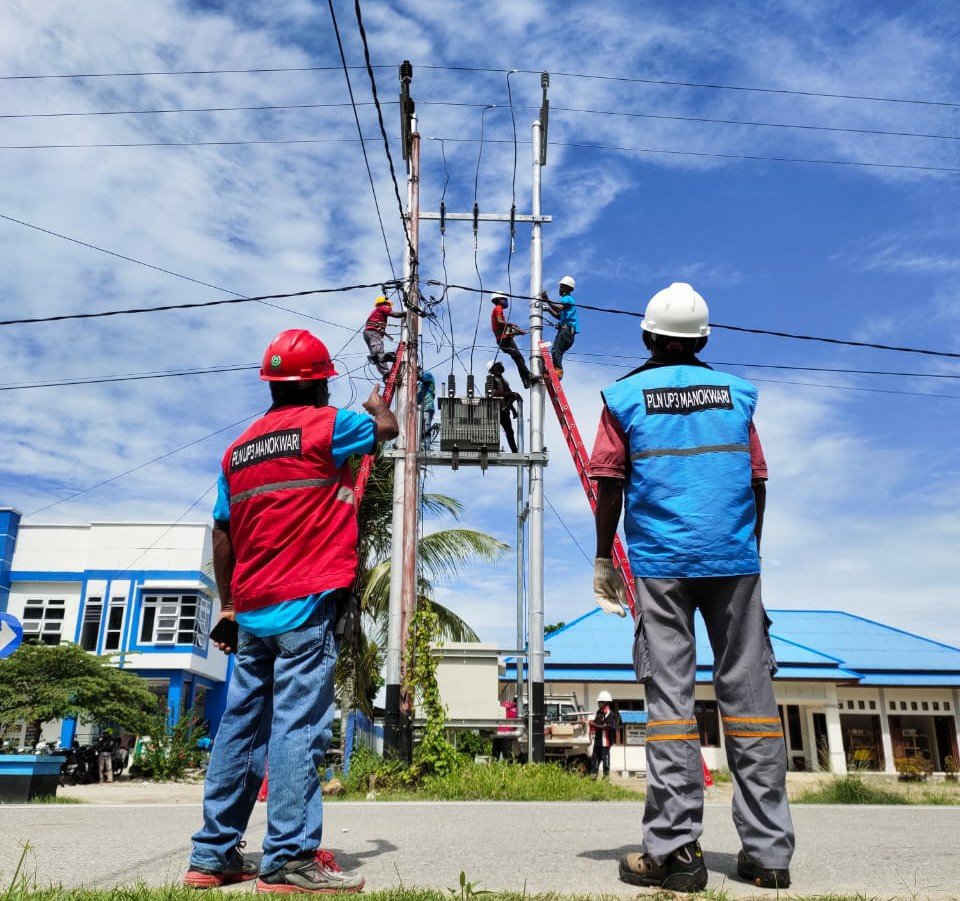 Petugas PLN UP3 Manokwari saat beraktivitas di lapangan. Petugas PLN UP3 Manokwari saat beraktivitas di lapangan.