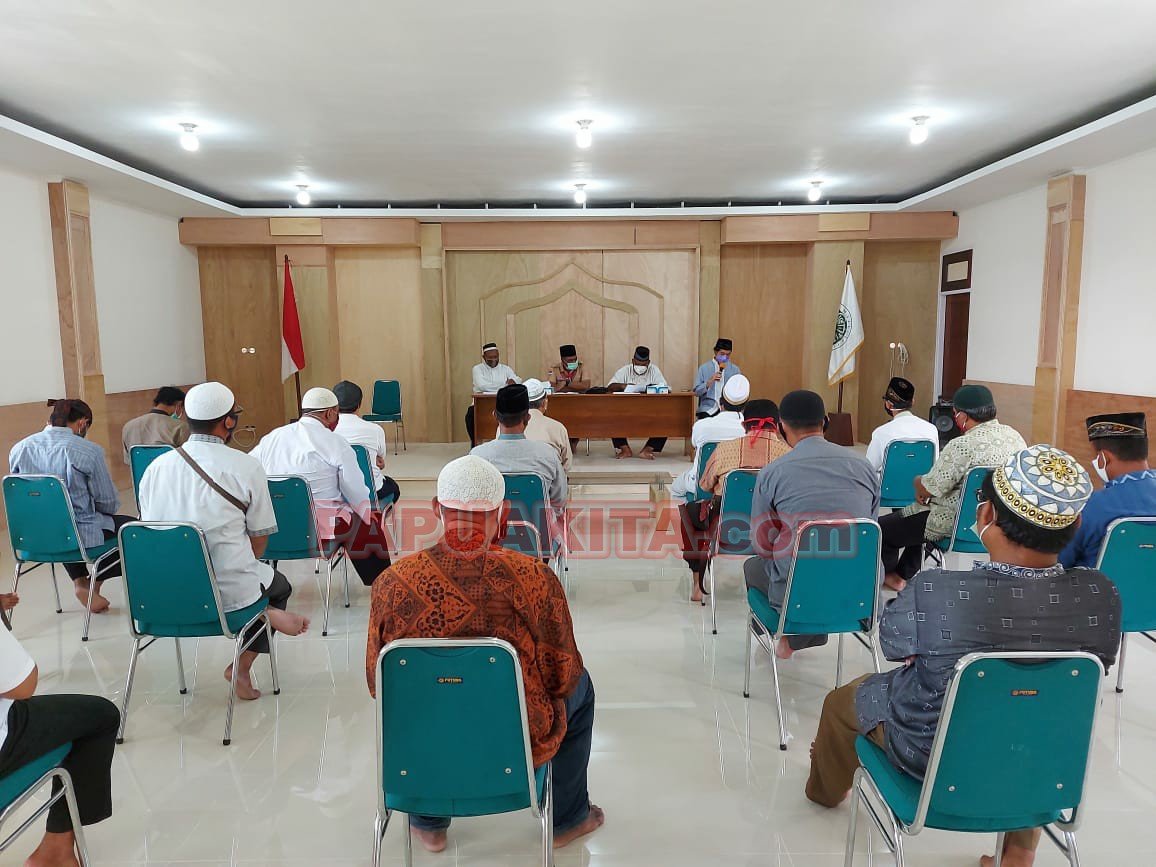 Rapat bersama DMI dan MUI Provinsi Papua Barat bersama dengan Takmir Masjid di Manokwari dalam rangka pencegahan wabah Covid-19
