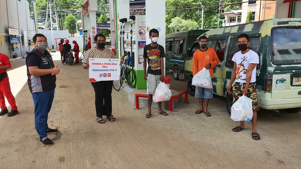 Sinergi Pertamina dan Hiswanas berbagi paket sembako kepada sopir angkot dan tenaga medis di Jayapura, Papua dan Ambon, Maluku.