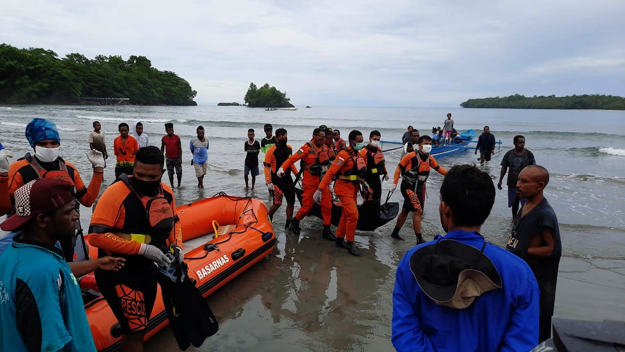 Jasad Ottow Ullo saat dievakuasi dari Pantai Nuni menuju RSUD Manokwari