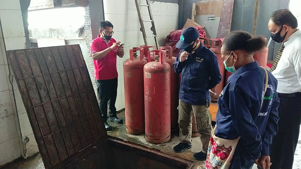 Pegawai DLH Kabupaten Manokwari ketika melakukan pengawasan di lingkungan Swissbel Hotel Manokwari
