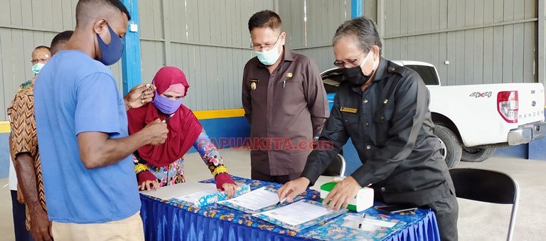Pelaksana tugas bupati, Edi Budoyo dan Kepala DPKP Kabupaten Manokwari Albert Simatupang saat penyerahan 4 unit mini bus kepada perwakilan BUMDes