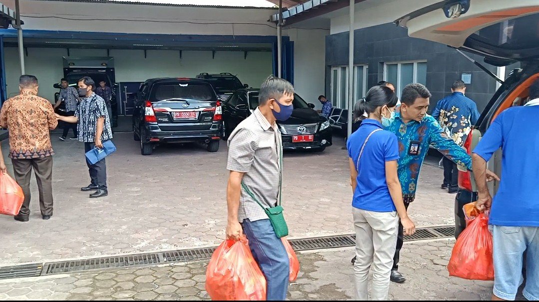 Penyaluran alat kesehatan dan bahan makanan oleh Kantor Perwakilan Bank Indonesia Papua Barat kepada Keuskupan Manokwari Sorong