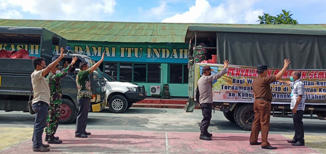 Penyaluran bantuan bahan pokok (Bapok) Pemkab Manokwari kepada masyarakat terdampak Covid-19. Sebanyak 16.032 kepala keluarga yang tersebar di sembilan kelurahan, tercatat sebagai penerima bantuan bapok.
