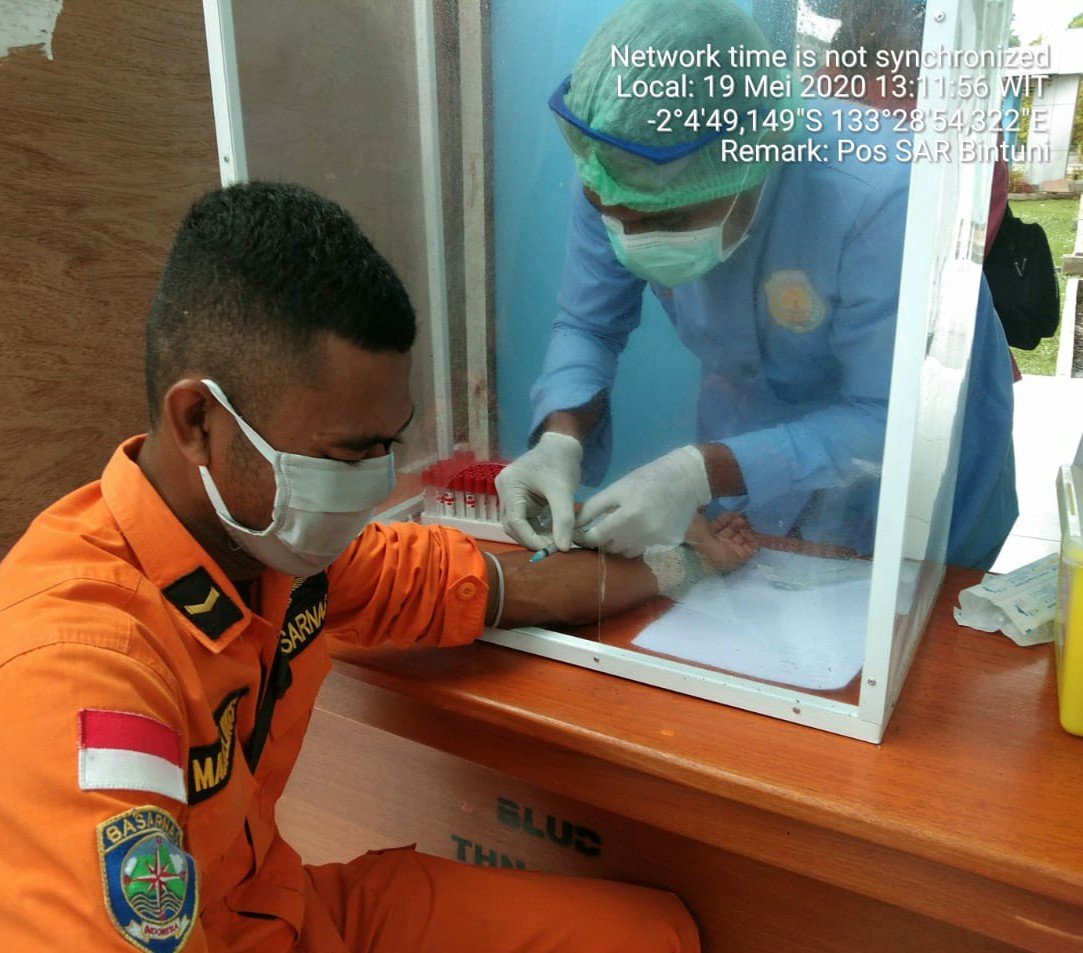Personel Basarnas ketika melakukan rapid tes guna memutus penularan penyakit Covid-19