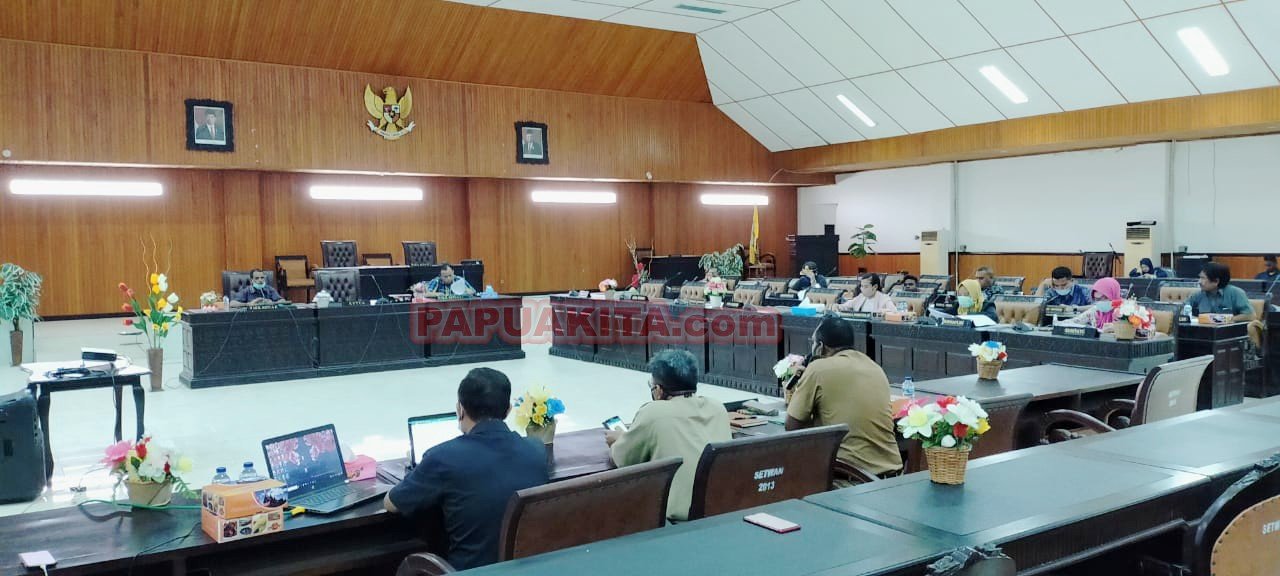 Rapat. Suasana rapat DPRD kabupaten Manokwari dengan Tim Anggaran Pemerintah Daerah (TPAD)
