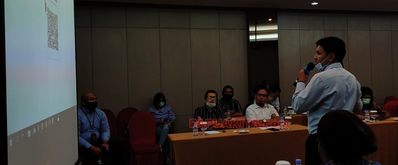 Salah seorang pegawai Bank Indonesi Perwakilan Provinsi Papua Barat ketika menunjukan QR Code pada sosialisasi pembayaran nontunai berbasis QRIS.