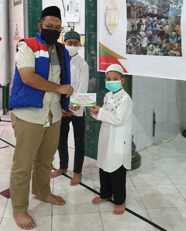 Santunan. PT Pertamina MOR VIII menyerahkan santunan kepada anak yatim di Jayapura.