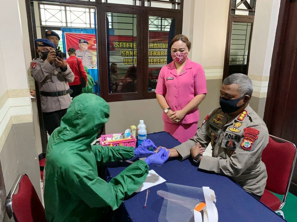 Dansat Brimob Polda PB, Kombes Pol Semmy Ronny Thabaa memeriksakan diri sebelum donor darah. Sebanyak 42 kantong daerah disumbangkan Satuan Brimob Polda PB
