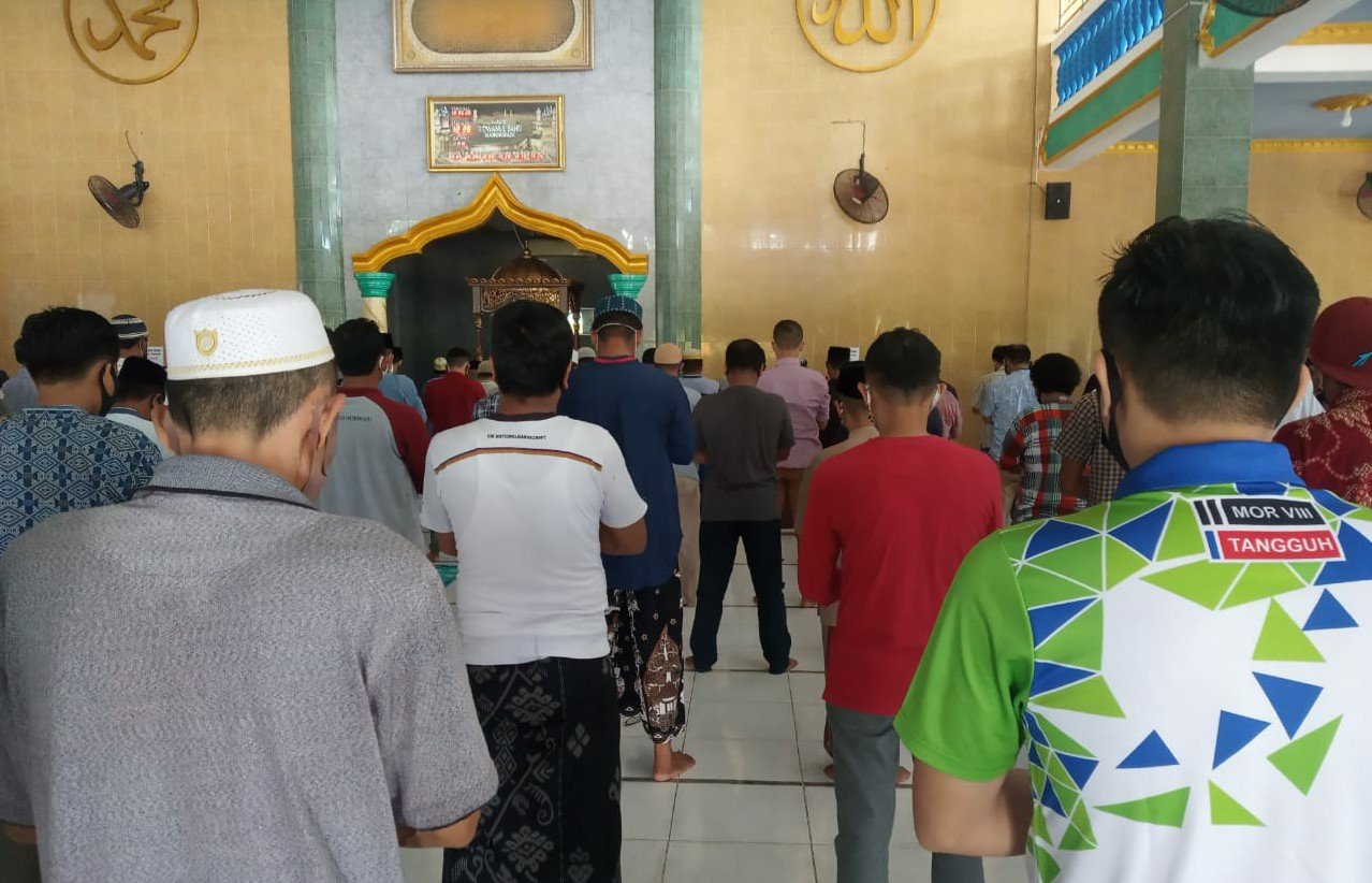 Jamaah Sholat Jumat Masjid Ridwanul Bahri Fasharkan TNI AL Manokwari