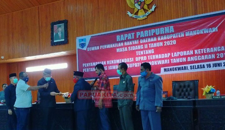 Ketua DPRD Kabupaten Manokwari Yustus Dowansiba menyerahkan rekomendasi terhadap LKPj Bupati Manokwari Tahun Anggaran 2019, dan diterima oleh Plt Bupati Manokwari Edi Budoyo