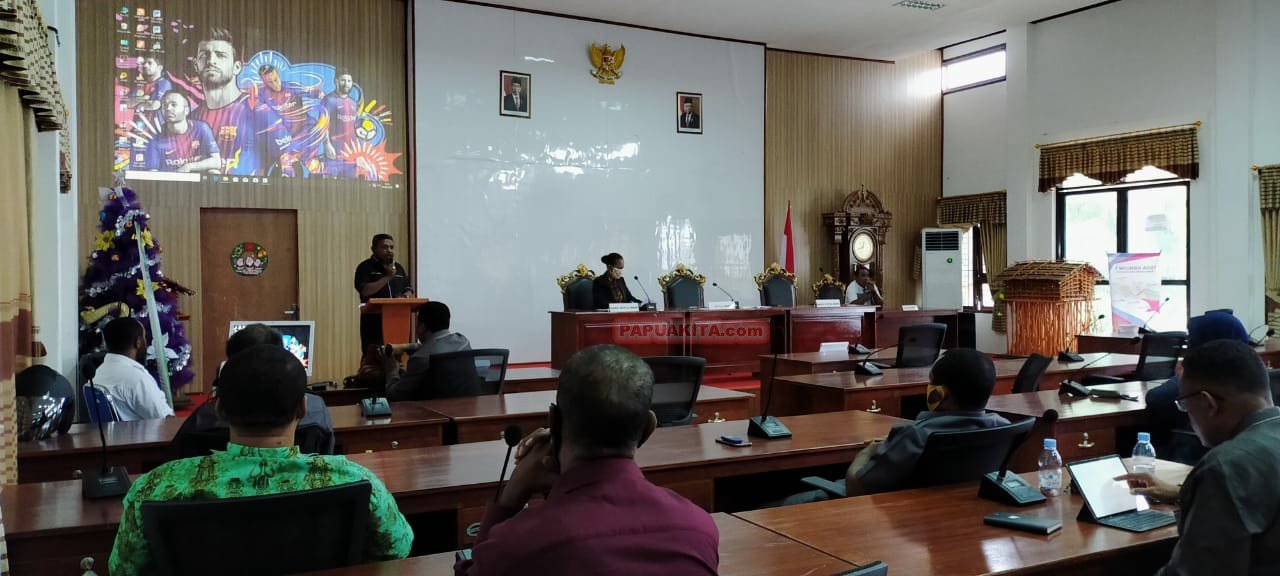 Ketua Majelis Rakyat Papua Provinsi Papua Barat Maxsi Nelson Ahoren menyampaikan arahan saat berlangsung rapat pleno yang digelar di kantor MRPB