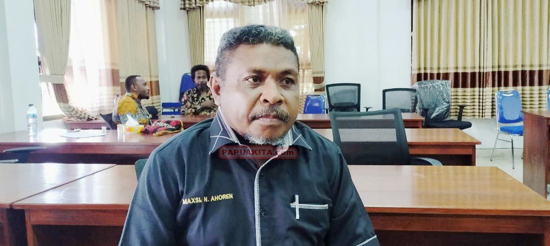 Ketua Majelis Rakyat Papua Provinsi Papua Barat Maxsi Nelson Ahoren