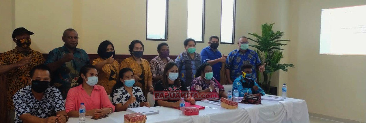 Komisi C DPRD Kabupaten Manokwari bersama dengan Kepala Dinas Perindagkop berserta jajarannya usai rapat terkait pembobotan rancangan peraturan daerah