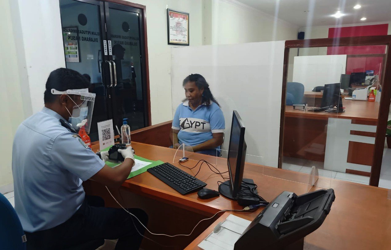 Pegawai Kantor Imigrasi Kelas II Non TPI Manokwari ketika memberikan pelayanan keimigrasian kepada masyarakat.
