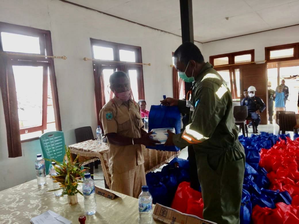 Penyerahan bantuan JPS secara simbolis kepada masyarakat di Distrik Salawati Tengah Penyerahan bantuan JPS secara simbolis kepada masyarakat di Distrik Salawati Tengah
