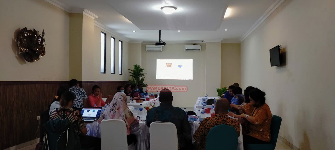 Suasana rapat Komisi C DPRD dengan Dinas Perindagkop Kabupaten Manokwari dalam rangka pembobotan draf materi rancangan peraturan daerah (Raperda)
