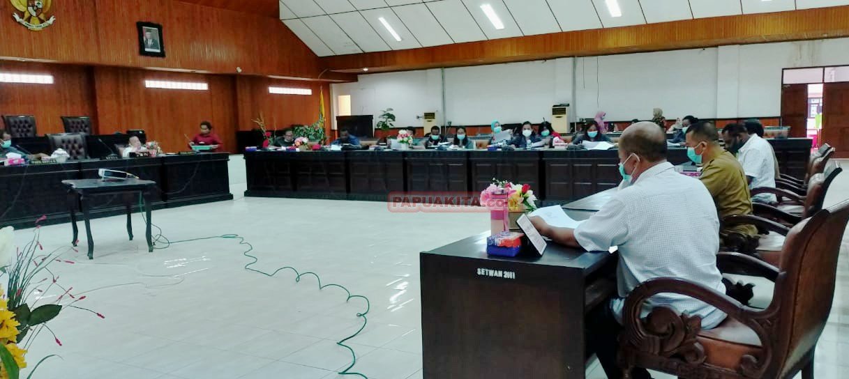 Suasana rapat dengar pendapat DPRD Kabupaten Manokwari dengan Gugus Tugas Covid-19. Penyerapan anggaran Covid-19 baru mencapai 10,7 persen atau senilai Rp9 miliar