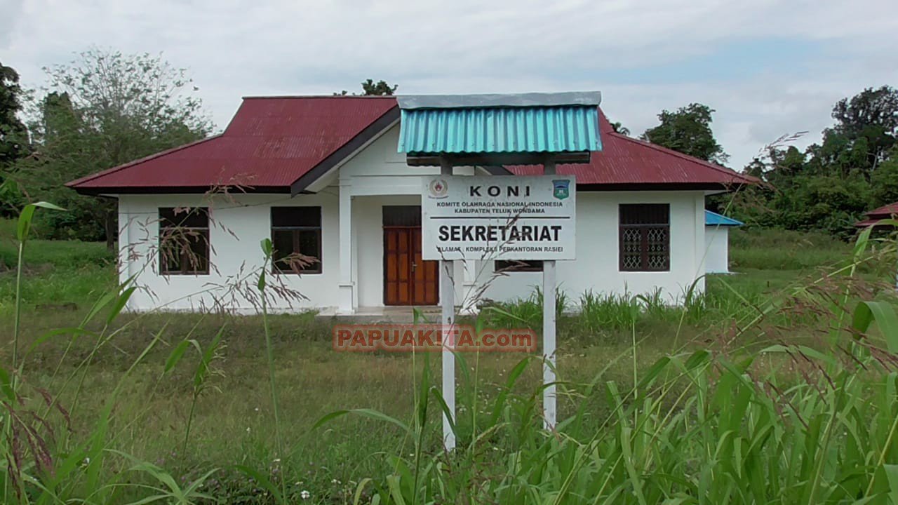 Bangunan Sekretariat KONI Kabupaten Teluk Wondama, nampak terbengkalai. Bangunan tersebut belum difungsikan hingga kini.