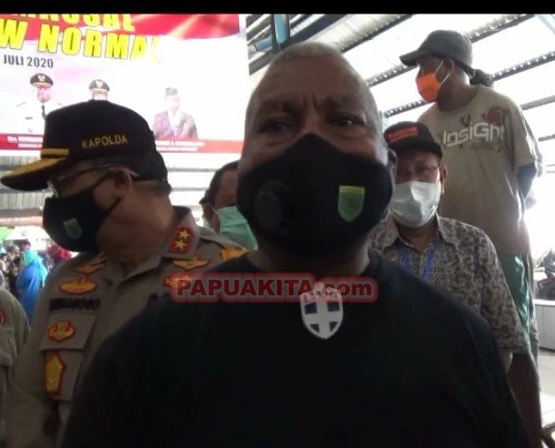 Gubernur Dominggus Mandacan saat memantau pemeriksaan rapid tes massal di Pasar Wosi