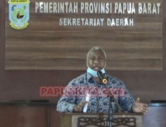 Gubernur Papua Barat Dominggus Mandacan. Dominggus menyatakan tak akan menambah waktu WFH ASN di lingkup Papua Barat