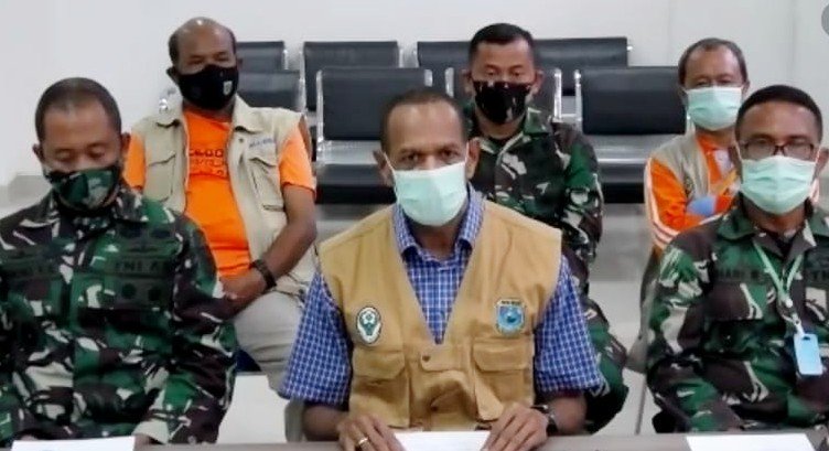 Juru Bicara Gustu Covid-19 Provinsi Papua Barat, dr. Arnold Tiniap didampingi perwakilan Kodam XVIII Kasuari saat menyampaikan pernyataan pers