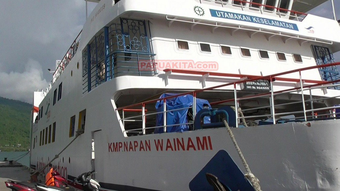 KMP Napan Wainama nampak sandar di pelabuhan Wasior, Teluk Wondama. Salah seorang ABK terkonfirmasi positif Covid-19