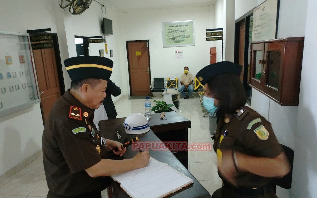 Kajati Papua Barat Yusuf, S.H. M.H saat sidak di kantor Kejaksaan Negeri Manokwari. Kepala Kejaksaan Negeri tak berada di kantornya. jpg