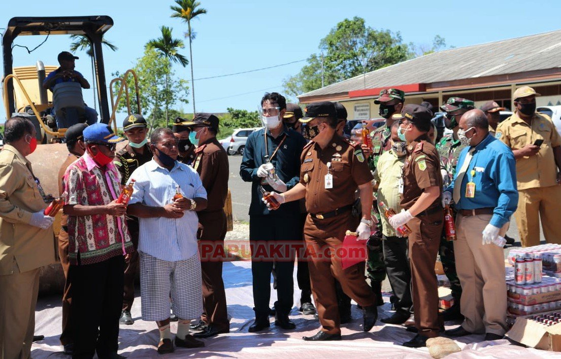 Kajati Papua Barat Yusuf, S.h, M.H bersama elemen pemerintah dan masyarakat di sela kegiatan pemusnahan ribuan botol minuman keras di halaman Kantor Kejaksaan Tinggi