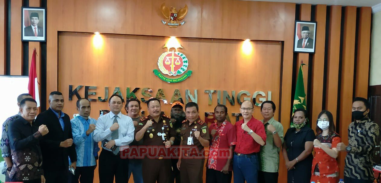 Kepala Kejaksaan Tinggi Papua Barat Yusuf, S.H, M.H pose bersama pengurus HPI dan PHRI, serta pelaku usaha usai menggelar FGD terkait sektor pariwisata di Papua Barat