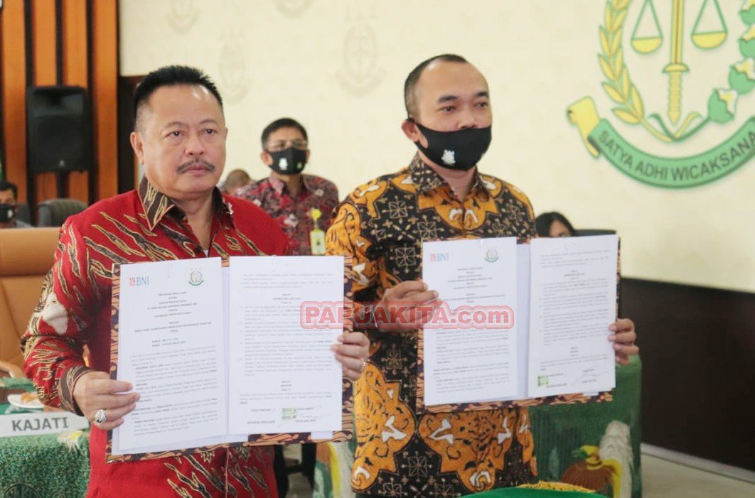Kepala Kejaksaan Tinggi dan Kepala BNI Cabang Manokwari menunjukkan MoU terkait implementasi e-Tilang di Papua Barat
