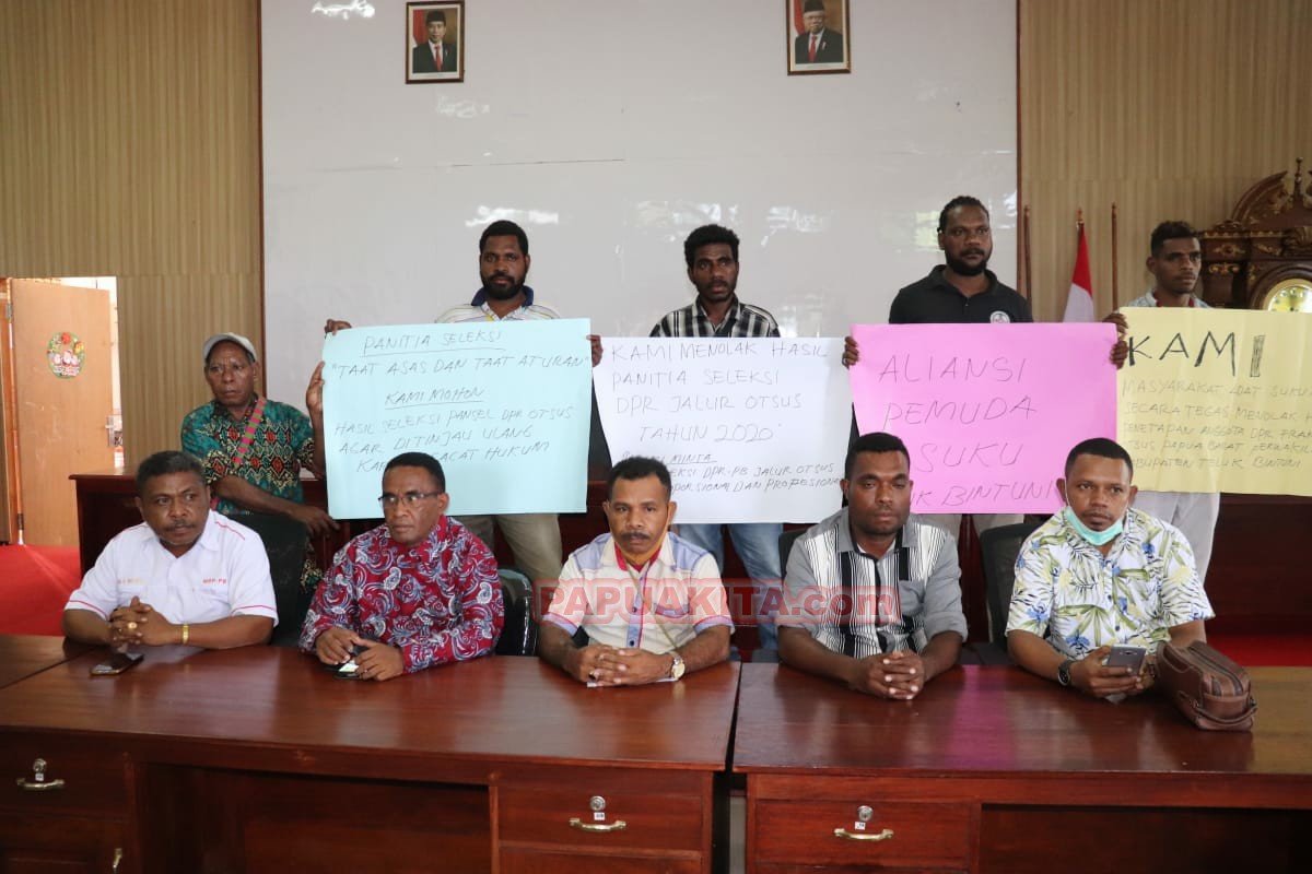 Ketua MRPB pose bersama dengan perwakilan masyarakat adat dari empat suku di Papua Barat. Perwakilan masyarakat adat ini memprotes penetapan 11 kursi DPRPB jalur pengangkatan