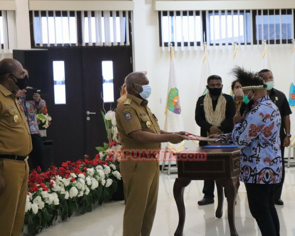Ketua Pansel pengisian calon anggota DPRPB jalur pengangkatan, Frengki Umpain menyerahan 11 nama calon anggota dewan periode 2019-2024 kepada Gubernur Dominggus Mandacan